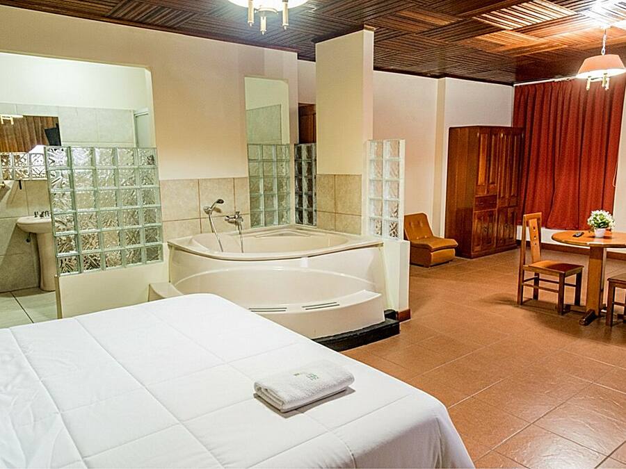 Cubrecamas, colchones con pillow-top y minibar