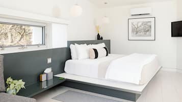 Premium Suite (Suite B) | Premium bedding, individually decorated, desk, laptop workspace