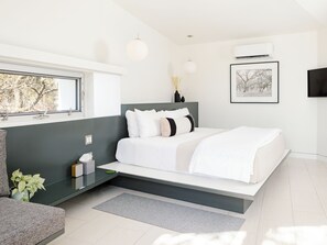 Premium-sviitti, 1 suuri parisänky, oma kylpyhuone, piha-alue (White Suite) | Ylelliset vuodevaatteet, yksilöllisesti sisustettu, työpöytä