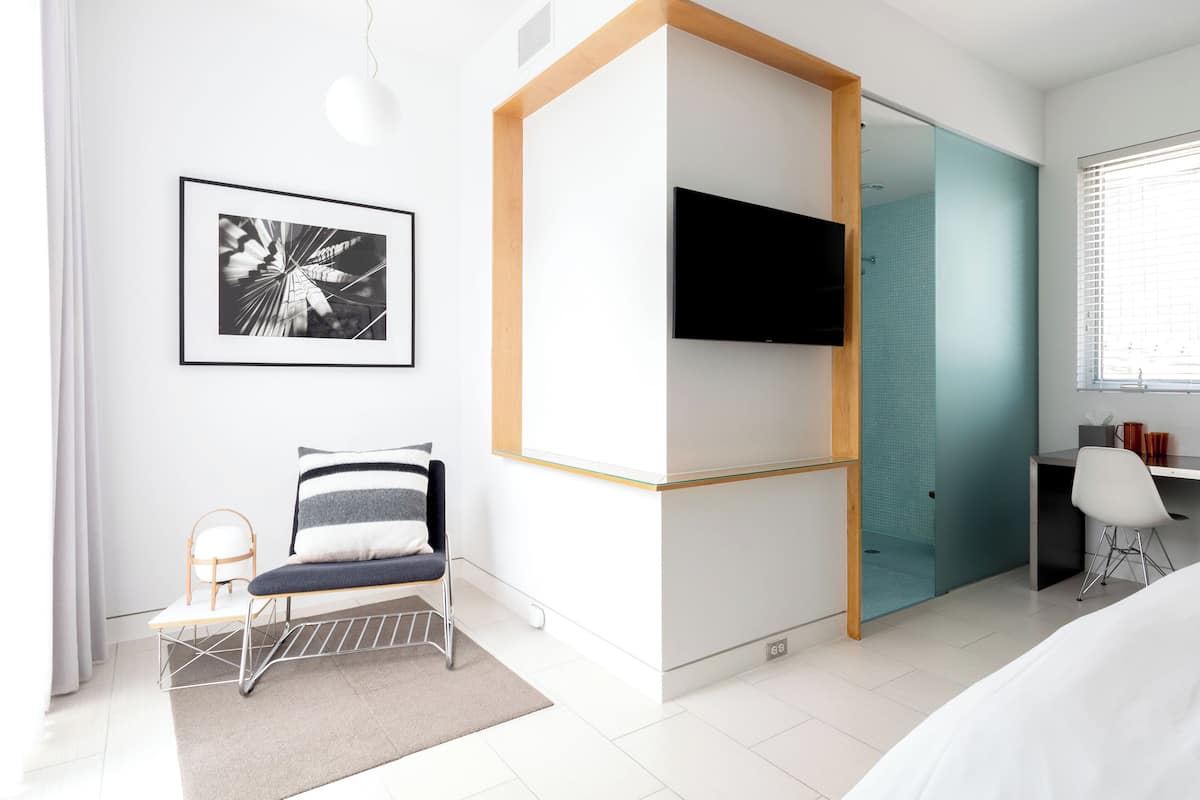 ห้องลักซ์ชัวรี่, เตียงคิงไซส์ 1 เตียง, ห้องน้ำส่วนตัว, ติดสวนหย่อม | ทีวี