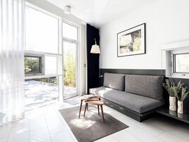 Premium Suite (Suite B) | Living area | Flat-screen TV