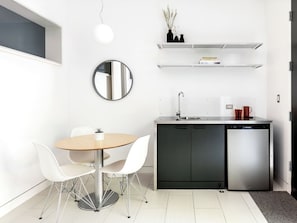 Suite « Premier », 1 trÚs grand lit, salle de bains privée, en angle (Red Suite) | Coin cuisine privé | Réfrigérateur, micro-ondes dans l'espace commun