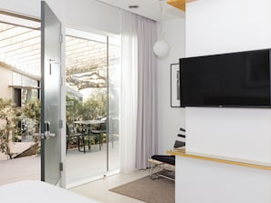 Quarto superluxo, 1 cama King, banheiro privativo, no pátio | Área de estar | TV de tela plana