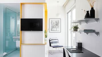 Luxury Room, 1 Queen Bed, Private Bathroom, Garden Area (Balcony) | Living area