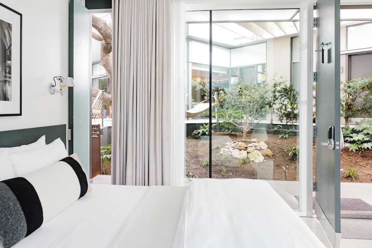 ห้องลักซ์ชัวรี่, เตียงควีนไซส์ 1 เตียง, ห้องน้ำส่วนตัว, ติดสวน (Balcony) | วิวสนามหญ้า