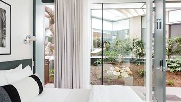 Phòng Cao cấp, 1 giường cỡ queen, phòng tắm riêng, khu vực vườn (Balcony) | Quang cảnh sân vườn