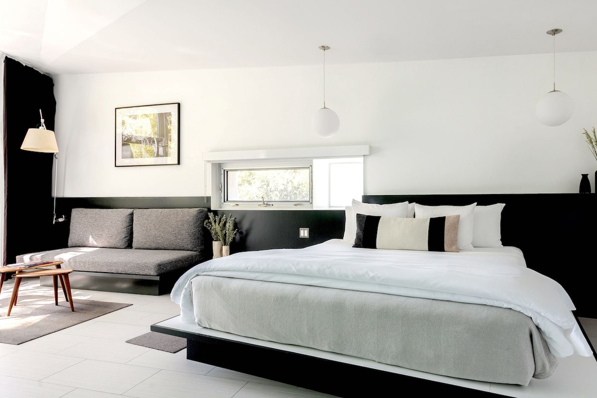 ห้องพรีเมียมสวีท, เตียงคิงไซส์ 1 เตียง, ห้องน้ำส่วนตัว, ติดสวนหย่อม (White Suite) | เครื่องนอนระดับพรีเมียม, โต๊ะทำงาน, พื้นที่ทำงานแบบใช้แล็ปท็อป