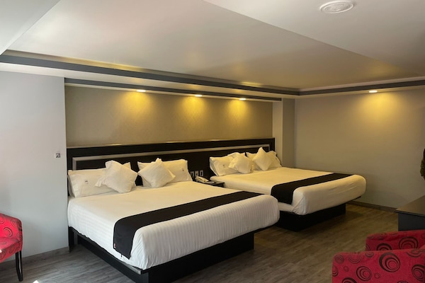 Habitación cuádruple superior | Ropa de cama hipoalergénica y espacio para trabajar con laptop