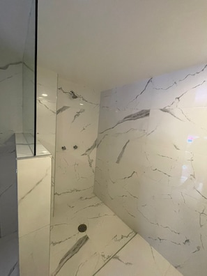 Chambre Quadruple Supérieure | Salle de bain | Douche, douche hydromassante, articles de toilette gratuits