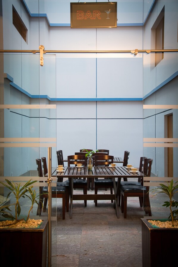 Phục vụ bữa sáng, bữa trưa, bữa tối, món ăn mang phong cách quốc tế