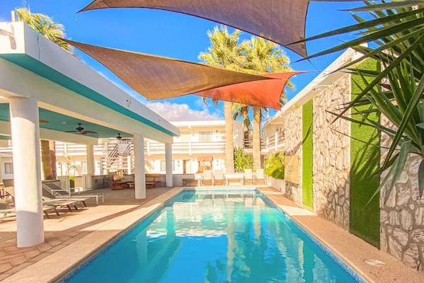 Una piscina al aire libre