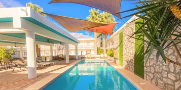 Una piscina al aire libre