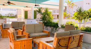 Télévision à écran plat, lecteur de DVD