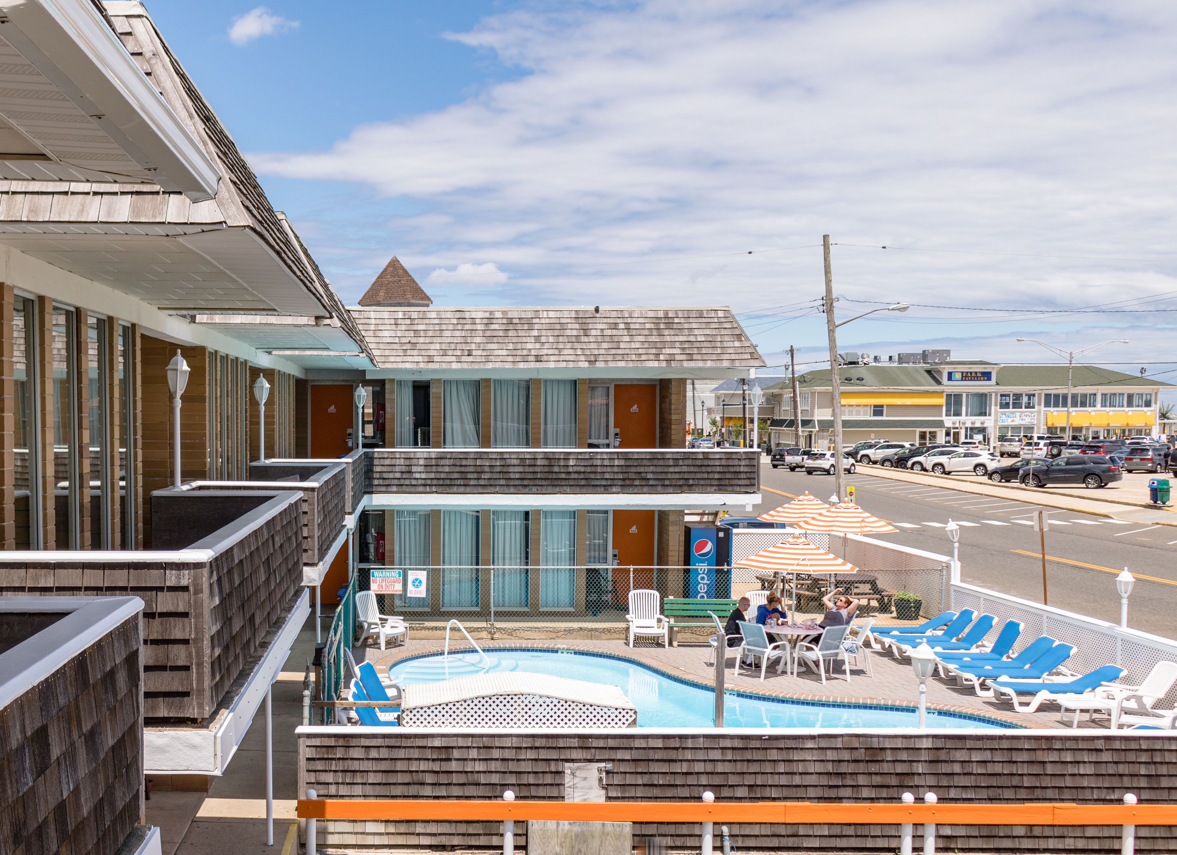 季節性室外游泳池，開放時間為 10:00 至 22:00，提供泳池遮陽傘和日光浴躺椅