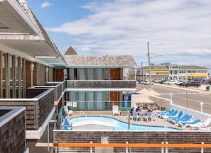 季节性开放的室外游泳池,10:00 至 22:00 开放,池畔遮阳伞,日光浴躺椅