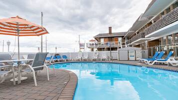 Piscine extérieure (ouverte en saison), parasols de plage