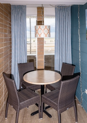 遮光窗帘、免费 WiFi、床单