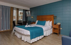 Deluxe Studio, 1 King Bed, Refrigerator & Microwave, Ocean View | Blackout drapes, free WiFi, bed sheets - Charlroy Motel (Seaside Park)