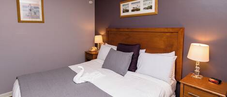 Traditional Studio, 1 King Bed | Blackout drapes, free WiFi, bed sheets