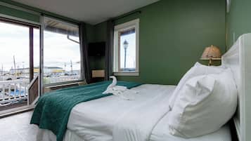 Superior-Doppelzimmer, 1 Queen-Bett, Kühlschrank, Meerblick | Verdunkelungsvorhänge, kostenloses WLAN, Bettwäsche