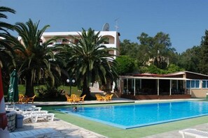 Outdoor pool - Hotel Margarita Apartments (Corfu)