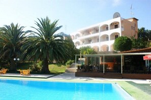 Outdoor pool - Hotel Margarita Apartments (Corfu)