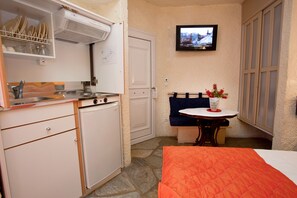 Basic Studio, Ground Floor | Private kitchenette