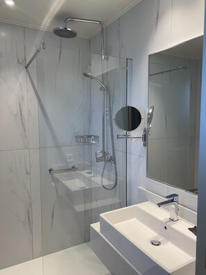 Deluxe Studio | 1 bedroom, in-room safe, free WiFi