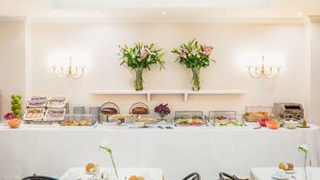 Dagelijks ontbijtbuffet (EUR 9 per persoon)