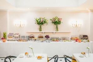 Petit déjeuner buffet (9 EUR par personne)