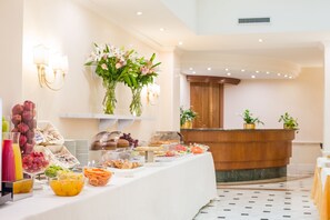 Daily buffet breakfast for a fee - Raeli Hotel Luce (Rome)