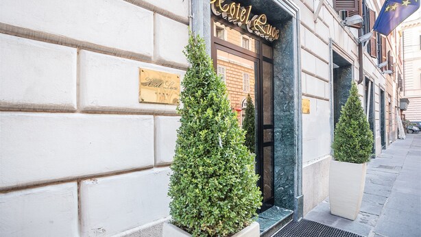 A hotel entrance with a sign reading "Hotel Luco". - Raeli Hotel Luce (Rome)