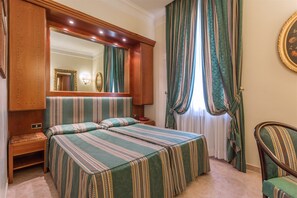 Cofres nos quartos, escrivaninha, roupa de cama