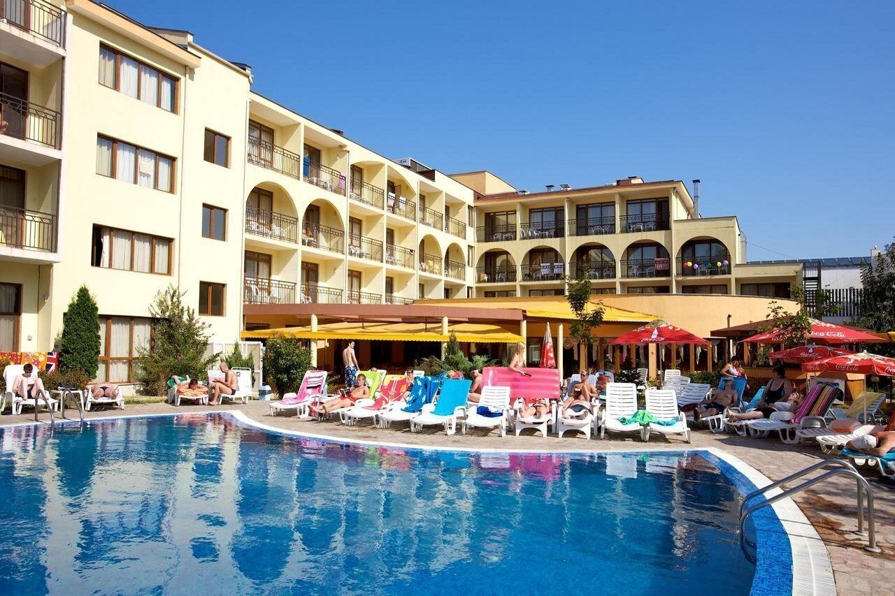 حمّام سباحة خارجي، مظلات على حمّام السباحة، مقاعد للتشمس