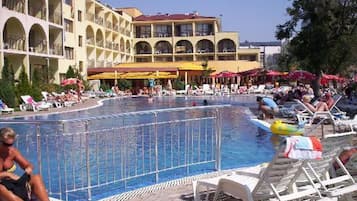 Piscine extérieure, parasols de plage, chaises longues