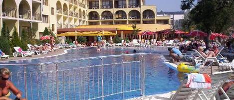 Piscine extérieure, parasols de plage, chaises longues