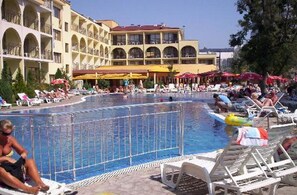 Seasonal outdoor pool, open 9:00 AM to 6:00 PM, pool umbrellas - Yavor Palace (Nessebar)