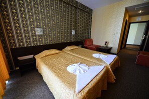 Minibaari, työpöytä, silitysrauta/-lauta, vauvansängyt