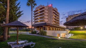 A hotel with a modern design, multiple balconies, and a pool area. - Interpass VAU Hotel & Apartaments (Portimão)