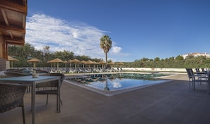 Bar en la piscina