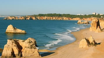 Una spiaggia nelle vicinanze, sabbia bianca