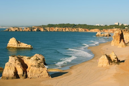 Una playa cerca, arena blanca