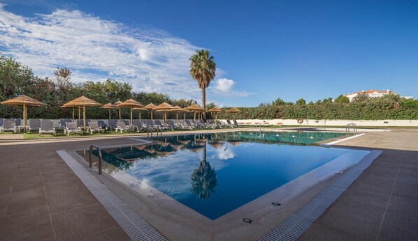 Kolam renang indoor dan kolam renang outdoor, dengan payung kolam renang