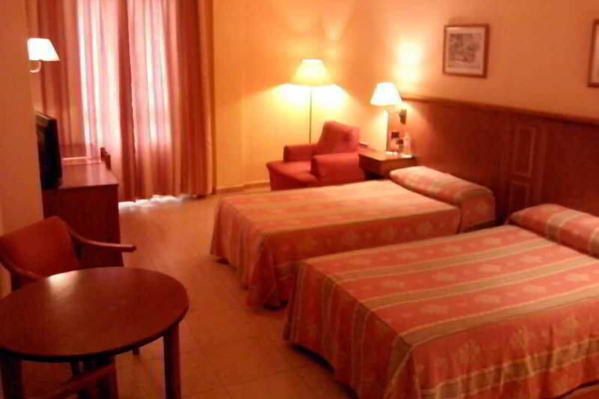 Coffres-forts dans les chambres, bureau, Wi-Fi gratuit, draps fournis