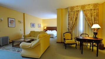 Suite Junior | Minibar, coffres-forts dans les chambres, bureau, Wi-Fi gratuit