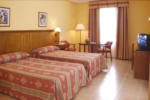 Een minibar, een kluis op de kamer, een bureau, gratis wifi