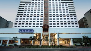 A high-rise hotel with a prominent central entrance, multiple floors, and a modern architectural design. - Garden Court Marine Parade (Durban)