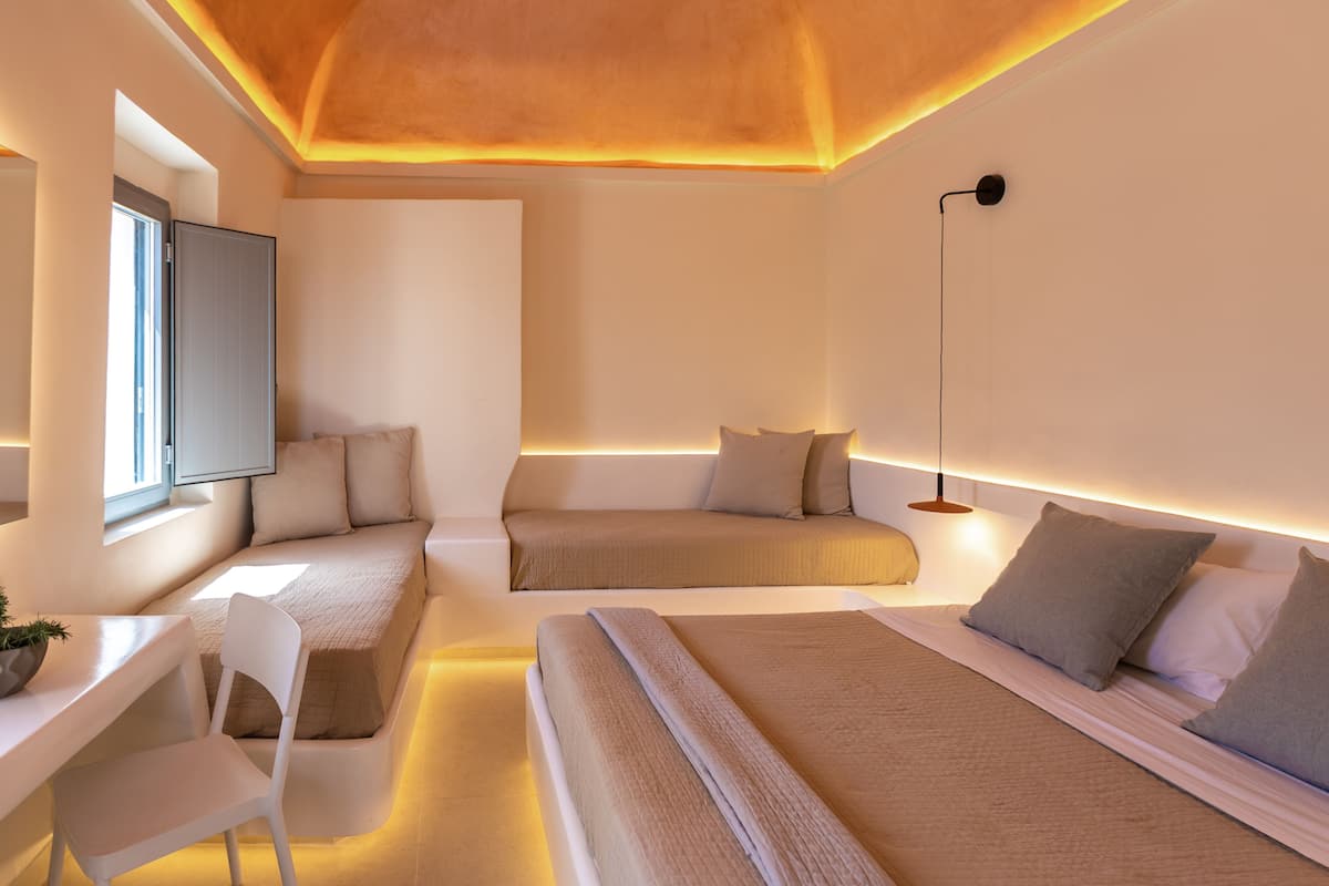 Novel Quadruple Room | Tabla de planchar con plancha, wifi gratis y ropa de cama