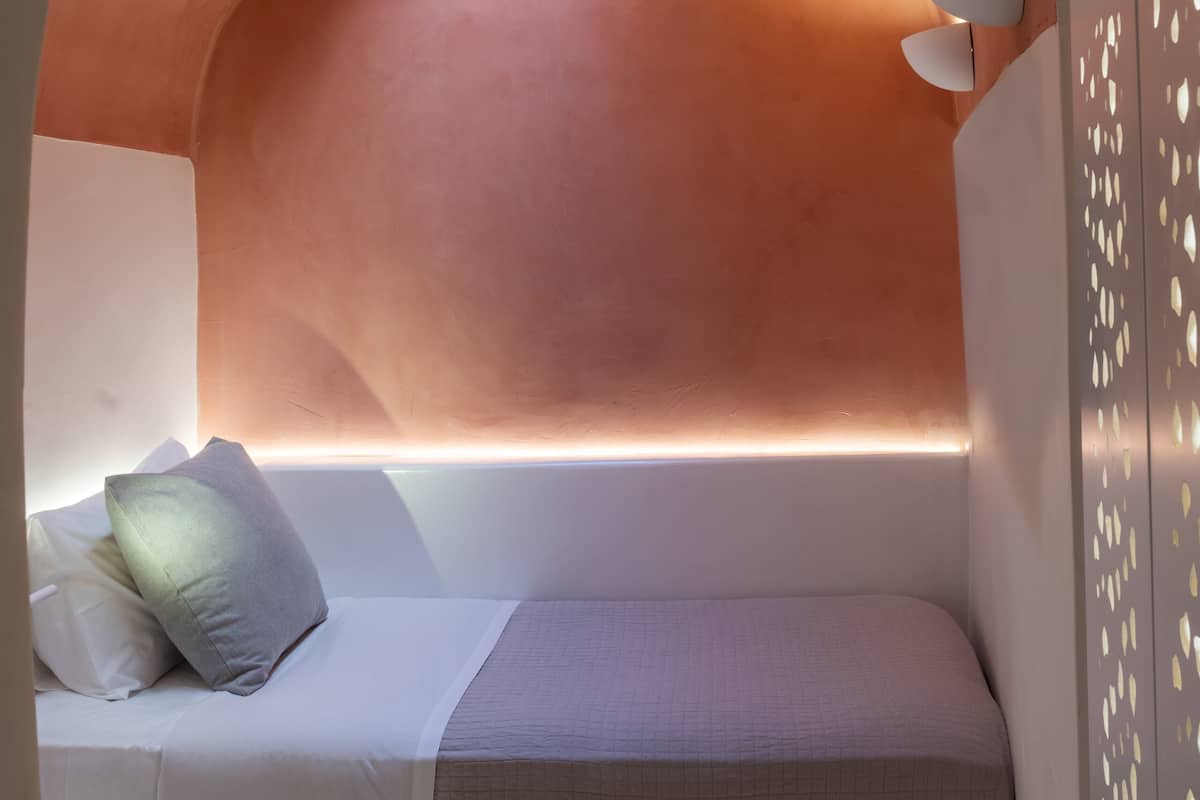 Novel Single Room | Tabla de planchar con plancha, wifi gratis y ropa de cama