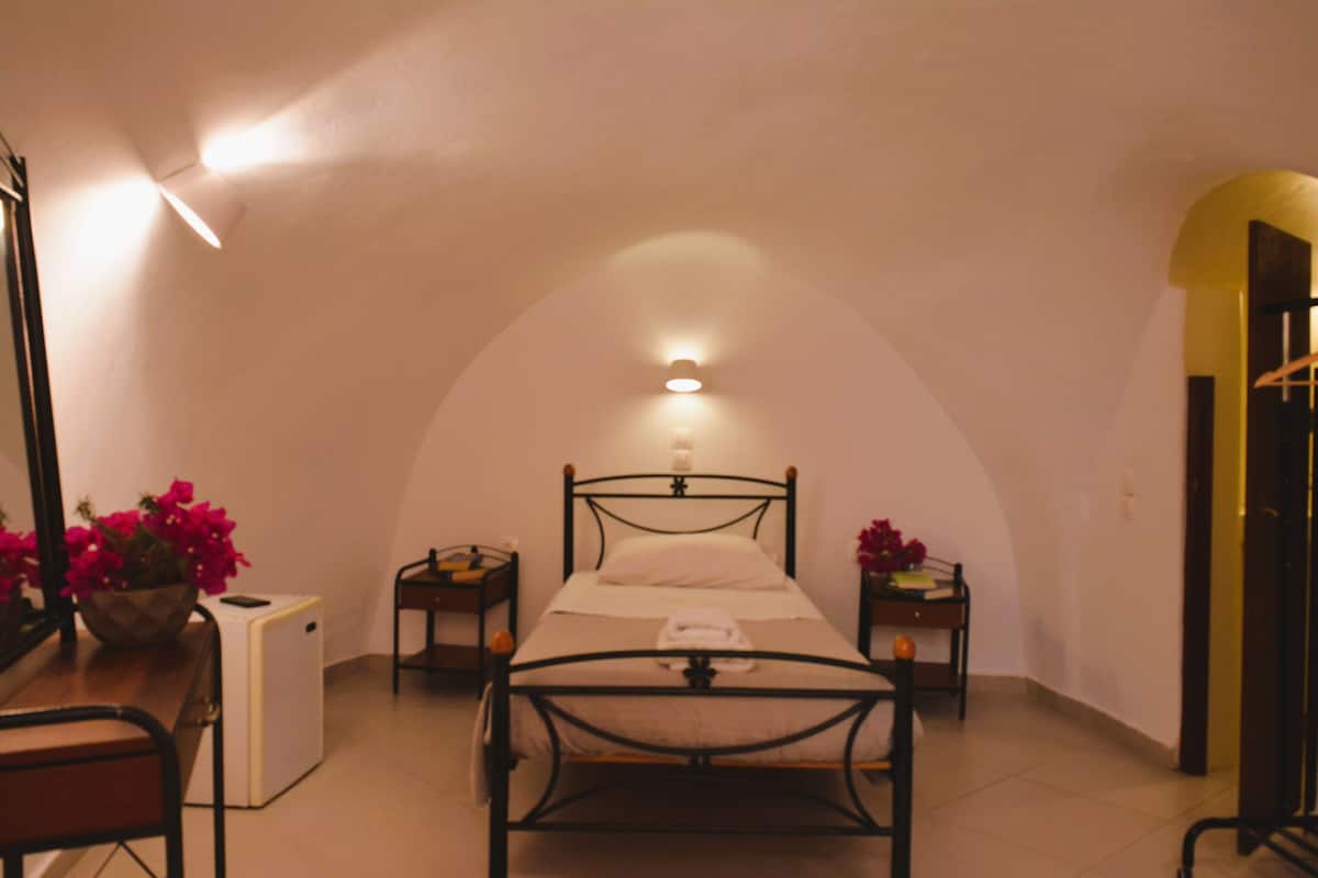 Cave Single Room (Semi - basement) | Tabla de planchar con plancha, wifi gratis y ropa de cama